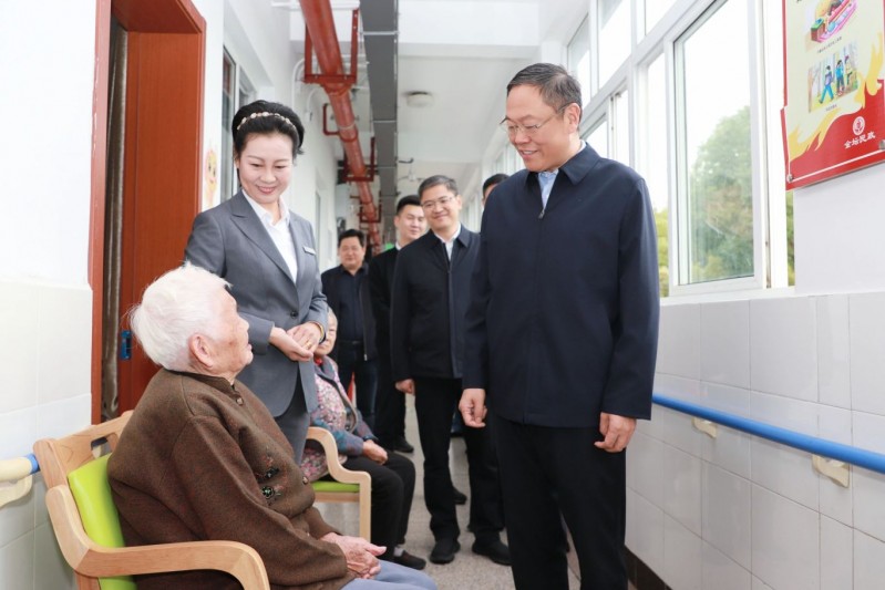 區(qū)領(lǐng)導(dǎo)開(kāi)展“敬老月”走訪慰問(wèn)活動(dòng)